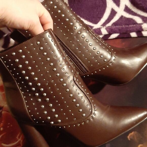 BCBGENERATION brown heel boots, size 8B - Picture 4 of 9